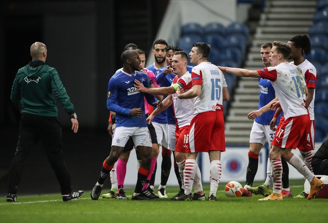 Záložník Rangers Glen Kamara je podle svého právníka stále otřesený incidentem se slávistou Ondřejem Kúdelou, kterého po odvetném osmifinále Evropské ligy v Glasgow obvinil z rasistické urážky.