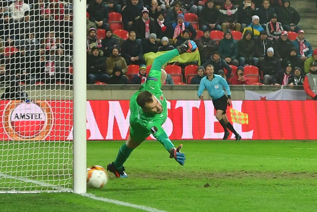 Brankář Ondřej Kolář byl na Ben Yedderovu penaltu krátký