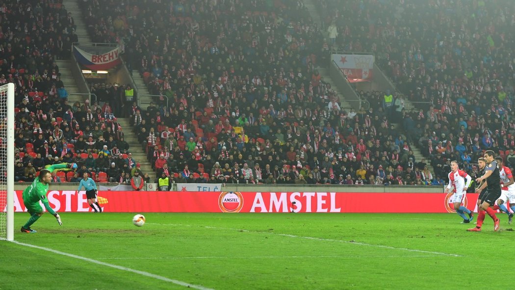 Brankář Ondřej Kolář byl na Ben Yedderovu penaltu krátký