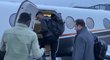 Simon Deli nastupuje do letadla, aby byl co nejdříve v Praze a mohl se připojit ke Slavii