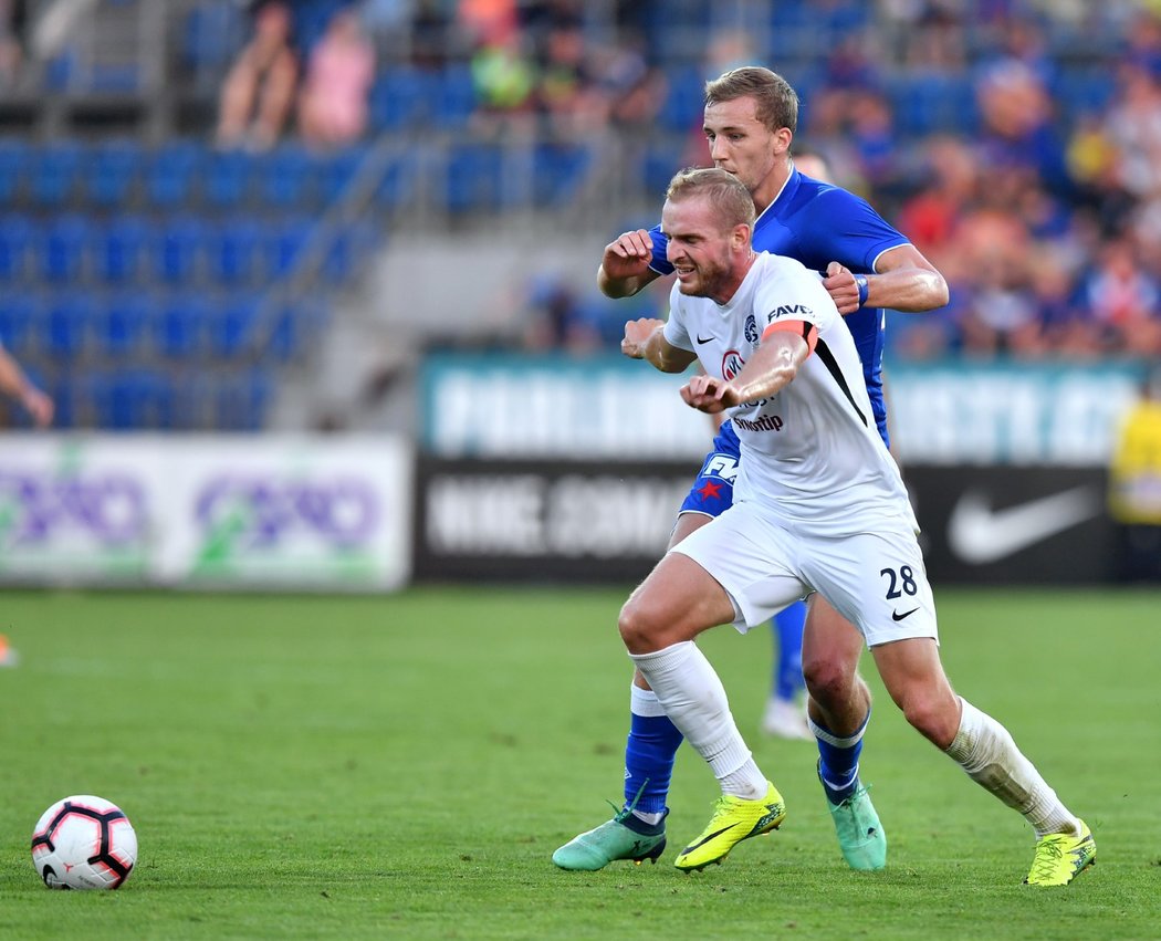 Vlastimil Daníček se snaží uniknout Tomáši Součkovi ze Slavie