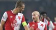 Tomáš Souček (vlevo) a Miroslav Stoch. Obvyklí spoluhráči ze Slavie se v pondělí postaví proti sobě