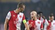 Tomáš Souček (vlevo) a Miroslav Stoch. Obvyklí spoluhráči ze Slavie se v pondělí postaví proti sobě