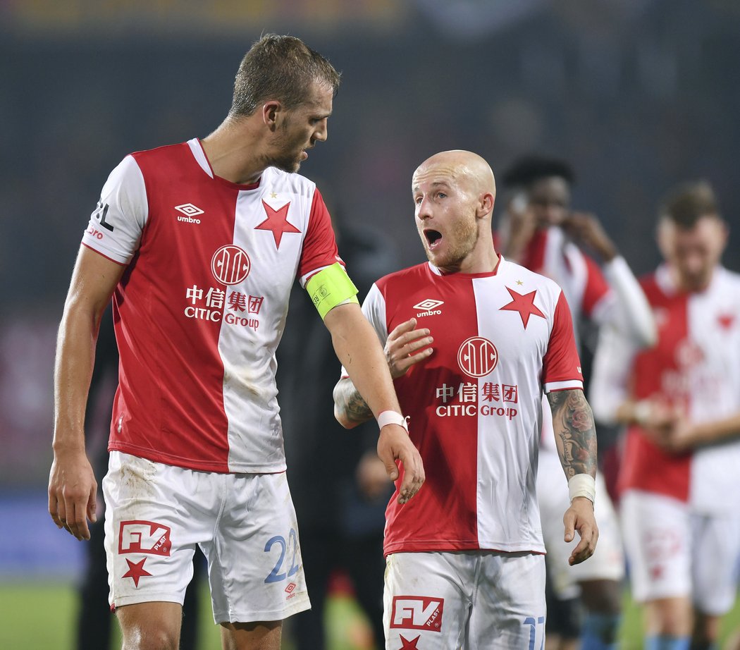 Tomáš Souček (vlevo) a Miroslav Stoch. Obvyklí spoluhráči ze Slavie se v pondělí postaví proti sobě