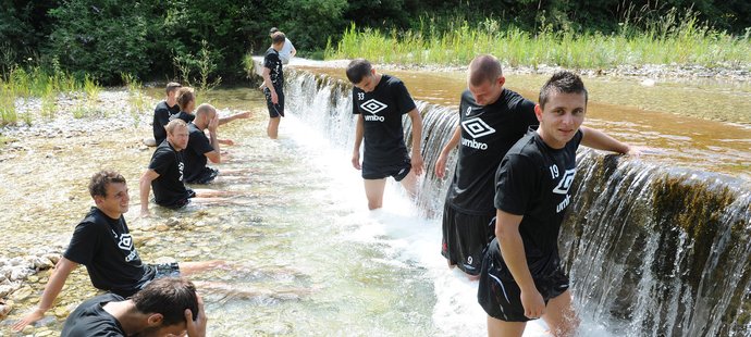 Fotbalisté Slavie se po tréninku cachtají v řece Brentě, zcela vpravo obránce Matúš Čonka