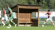 Prázdná střídačka fotbalistů Slavie, na které pralo při zápase v Rakousku ostré sluníčko