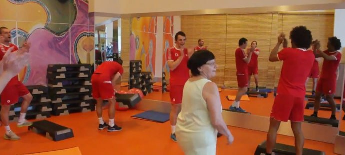 S fotbalisty Slavie si zacvičila na soustředění v Turecku step aerobik i jedna z turistek. Na konci ji sešívaní odměnili potleskem