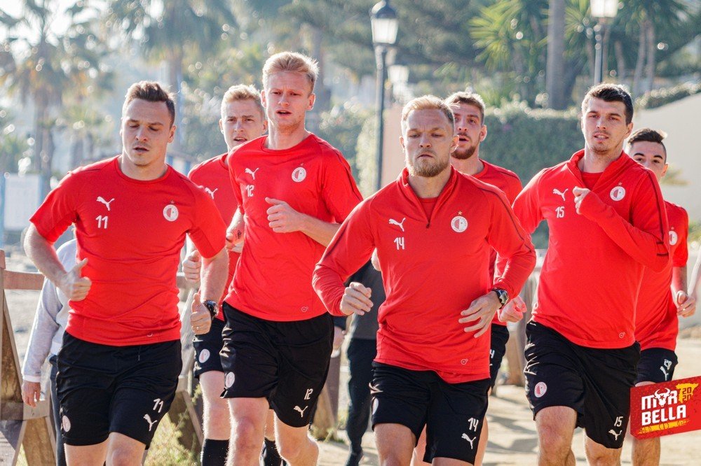 Fotbalisté Slavie během kondičního soustředění ve španělské Marbelle