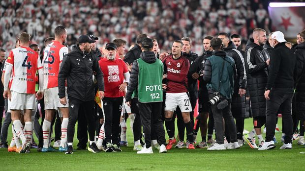 Strkanice mezi oběma tábory na konci zápasu Strkanice mezi oběma tábory na konci zápasu