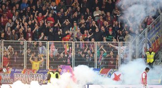 Divoké derby: Fanoušci Sparty hodili dýmovnici po Kiselovi, další vběhl na hřiště