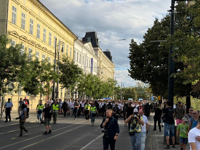 Přípravy na derby ONLINE: Slávisté vyrazili na Letnou. Pokřiky proti Juráskovi i Tvrdíkovi Přípravy na derby ONLINE: Slávisté vyrazili na Letnou. Pokřiky proti Juráskovi i Tvrdíkovi