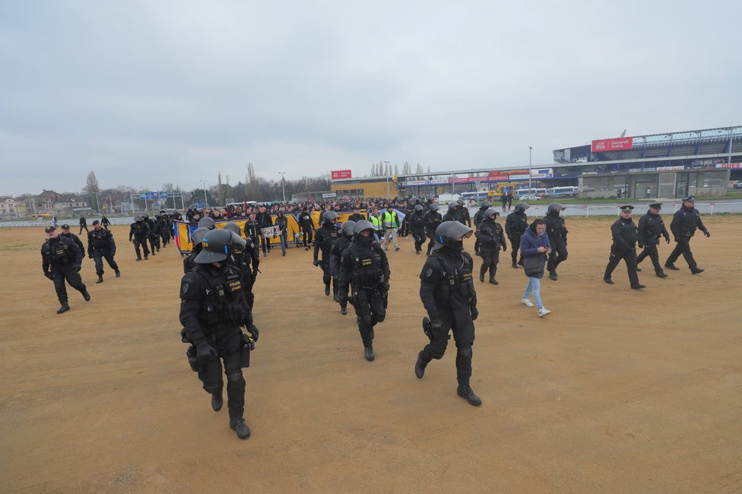 Policisté vedou sparťany na derby se Slavií