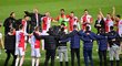 Fotbalisté Slavie oslavují po výhře v derby nad Spartou 