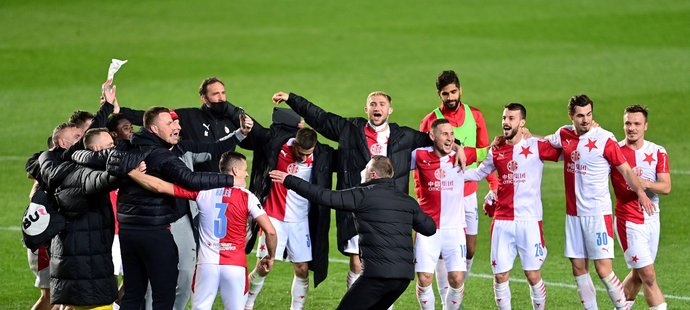 Fotbalisté Slavie oslavují po výhře v derby nad Spartou