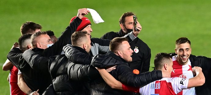 Fotbalisté Slavie oslavují po výhře v derby nad Spartou