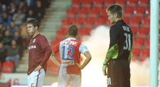 Trefil mě telefon a pivo, tohle na stadiony nepatří, zlobí se na fanoušky Vaclík