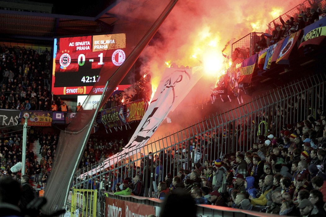 Strhující atmosféra fotbalového derby mezi Spartou a Slavií na Letné