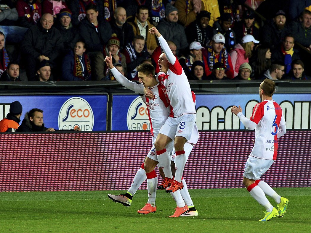 Slávističtí fotbalisté se radují z úvodní branky v derby se Slavií