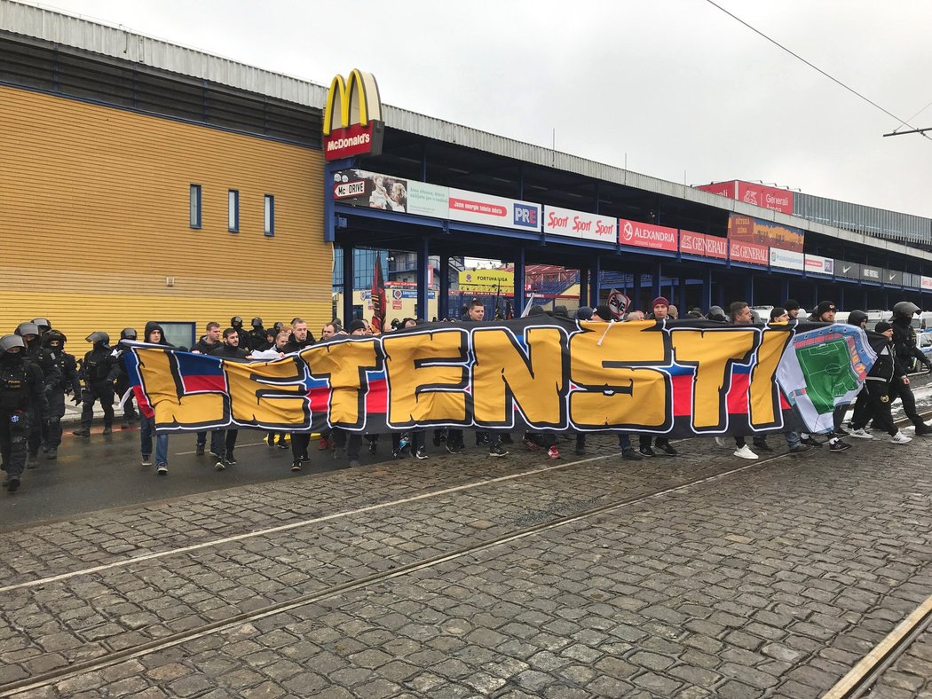 Fanoušci Sparty vyrazili od Generali Areny směrem k Edenu na derby se Slavií