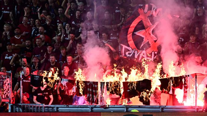 Disciplinárka trestala: Sparta za pyrotechniku, banner s Mladičem a pokřiky zaplatí 600 tisíc Disciplinárka trestala: Sparta za pyrotechniku, banner s Mladičem a pokřiky zaplatí 600 tisíc
