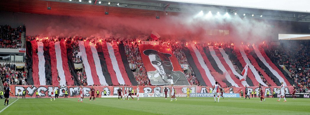 Další choreo v derby v podání slavistických fanoušků