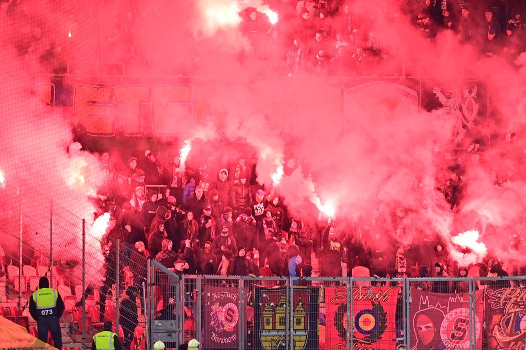 Pyrotechnika v kotli Sparty při derby na Slavii