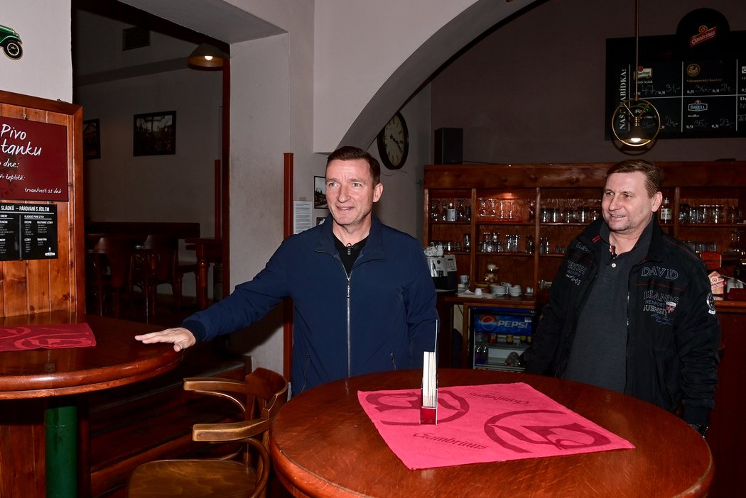 Vladimír Šmicer a Horst Siegl v restauraci, kde probíhaly večírky se zápisným Slavie