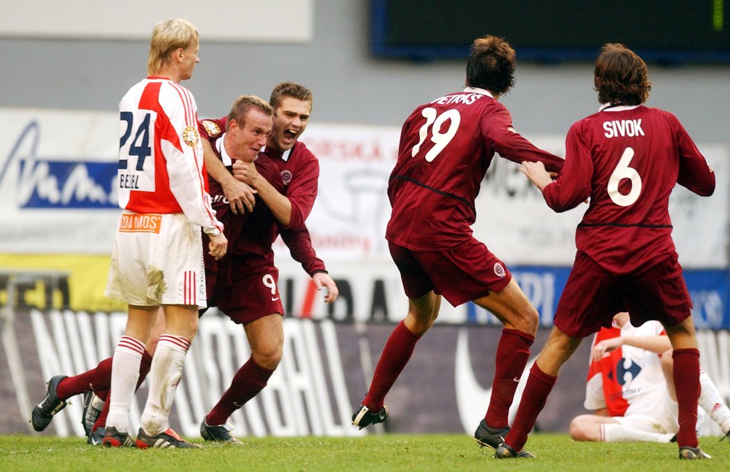 Hrdinou derby na podzim 2004 se stal stoper Jiří Homola, střelec dvou gólů