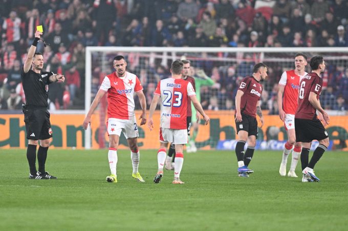 Kop do Kuchty? Úlet, nic takového jsem ještě neviděl! A hra Sparty po půli? Nechápu... Kop do Kuchty? Úlet, nic takového jsem ještě neviděl! A hra Sparty po půli? Nechápu...