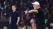 Trenér Slavie Jindřich Trpišovský rozdává instrukce během derby Trenér Slavie Jindřich Trpišovský rozdává instrukce během derby