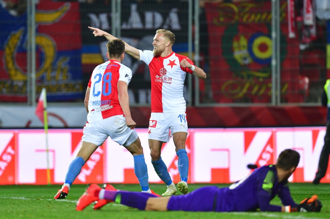 Třetí zásah do sparťanské branky přidal na straně Slavie Mick van Buren