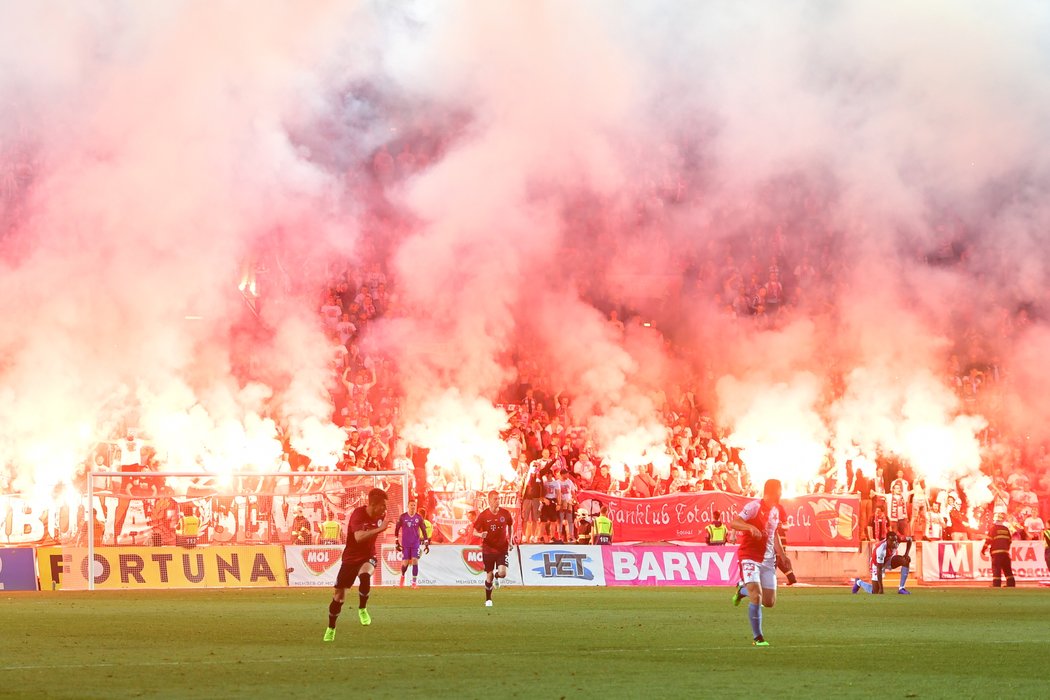 Pyroshow slávistických fanoušků vymalovala Eden do pestrých barev