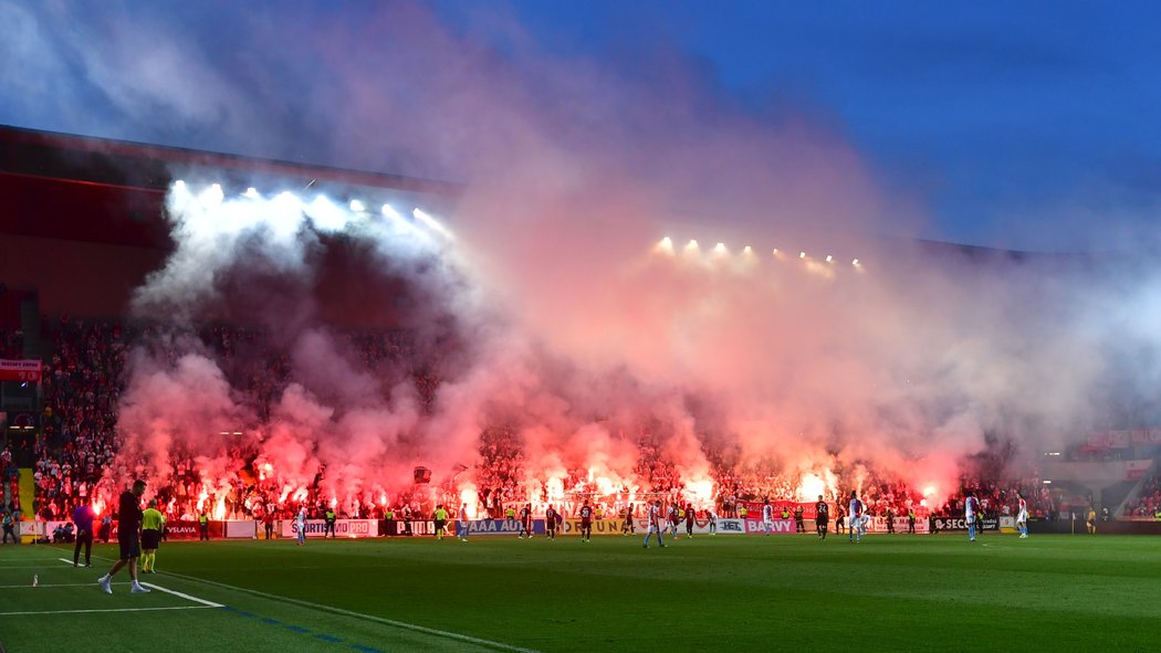 Fanoušci Slavie pyrotechnikou nešetřili