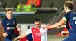 Záložník Slavie Nicolae Stanciu střílí v utkání proti Midtjyllandu v play off Ligy mistrů