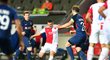 Záložník Slavie Nicolae Stanciu střílí v utkání proti Midtjyllandu v play off Ligy mistrů
