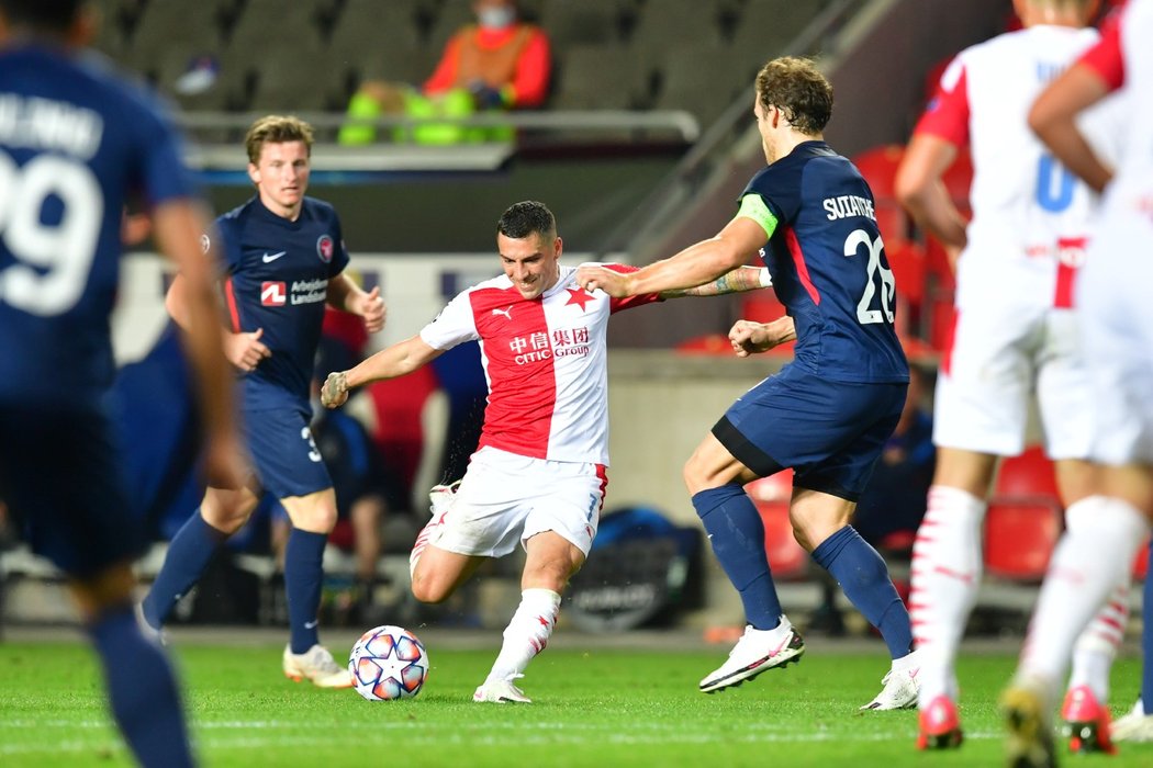 Záložník Slavie Nicolae Stanciu střílí v utkání proti Midtjyllandu v play off Ligy mistrů