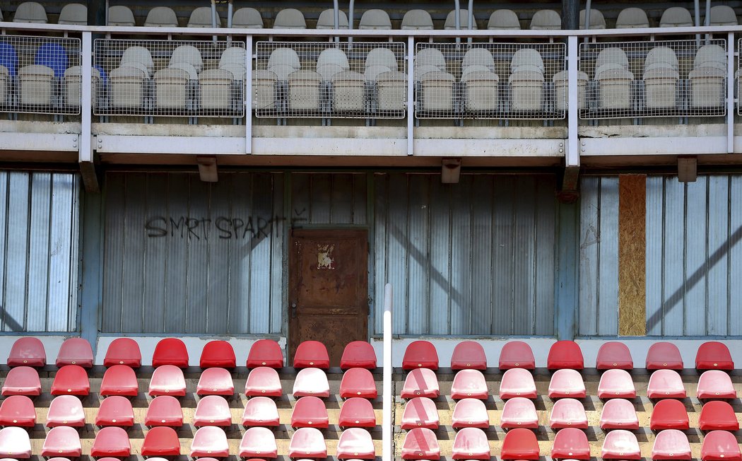 Stadion Evžena Rošického &#34;zdobí&#34; i vzkaz pražskému rivalovi