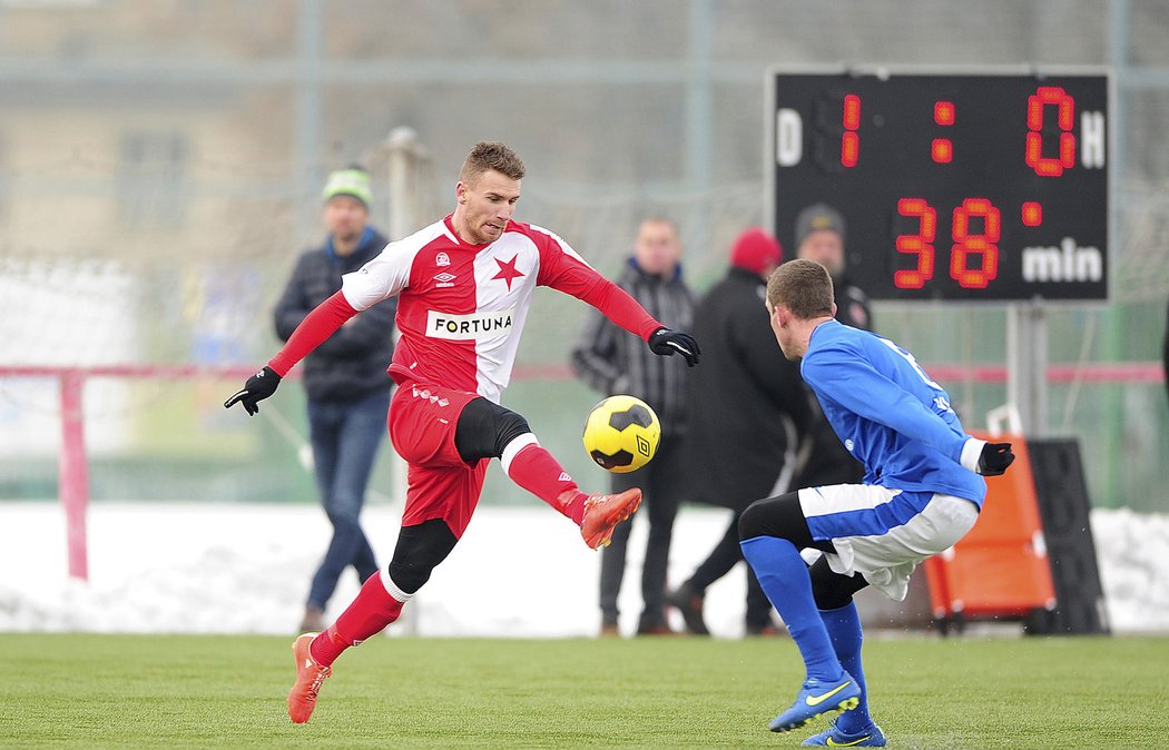 Muris Mešanovič v akci v dresu Slavie během přípravného zápasu s Vlašimí. Pražané vyhráli 4:0.