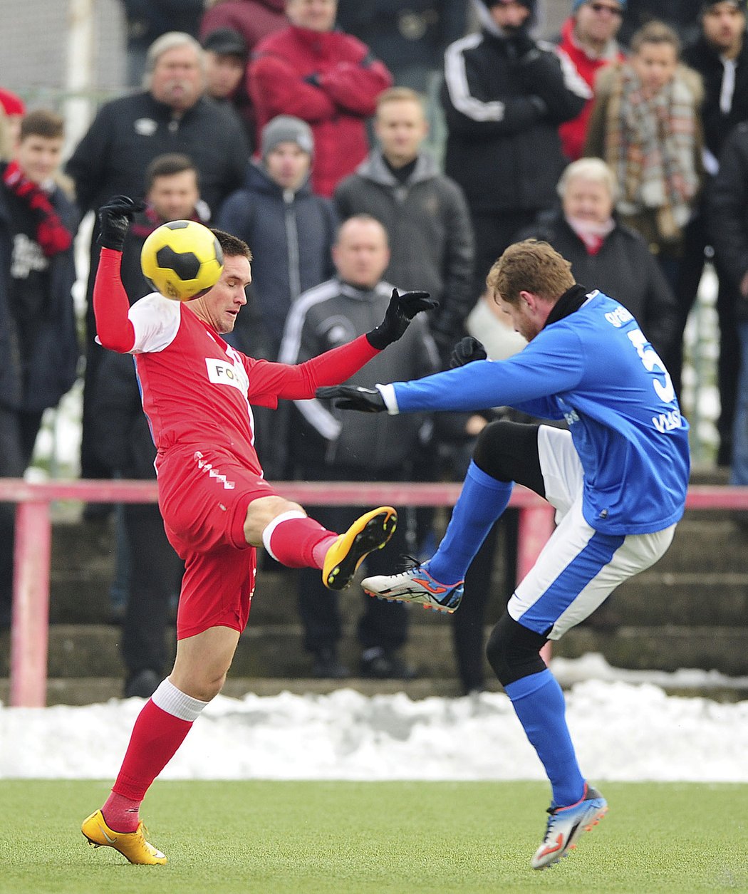 Lukáš Železník ukázal, jak se bojuje o místo v sestavě Slavie. Vlašimi dal gól, i dál ale chodil naplno do soubojů, jako v tomto případě s Lukášem Vebrem.