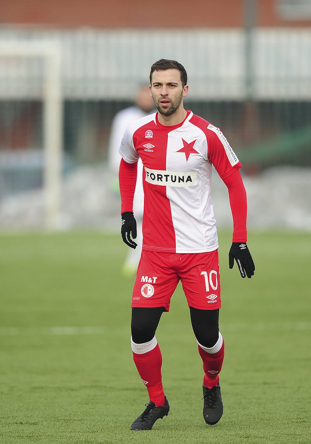 Ve Spartě byl náhradníkem, ve Slavii je z něj špílmachr. Josef Hušbauer v akci v červenobílém dresu. Proměnil penaltu a Slavia vyhrála 4:0.