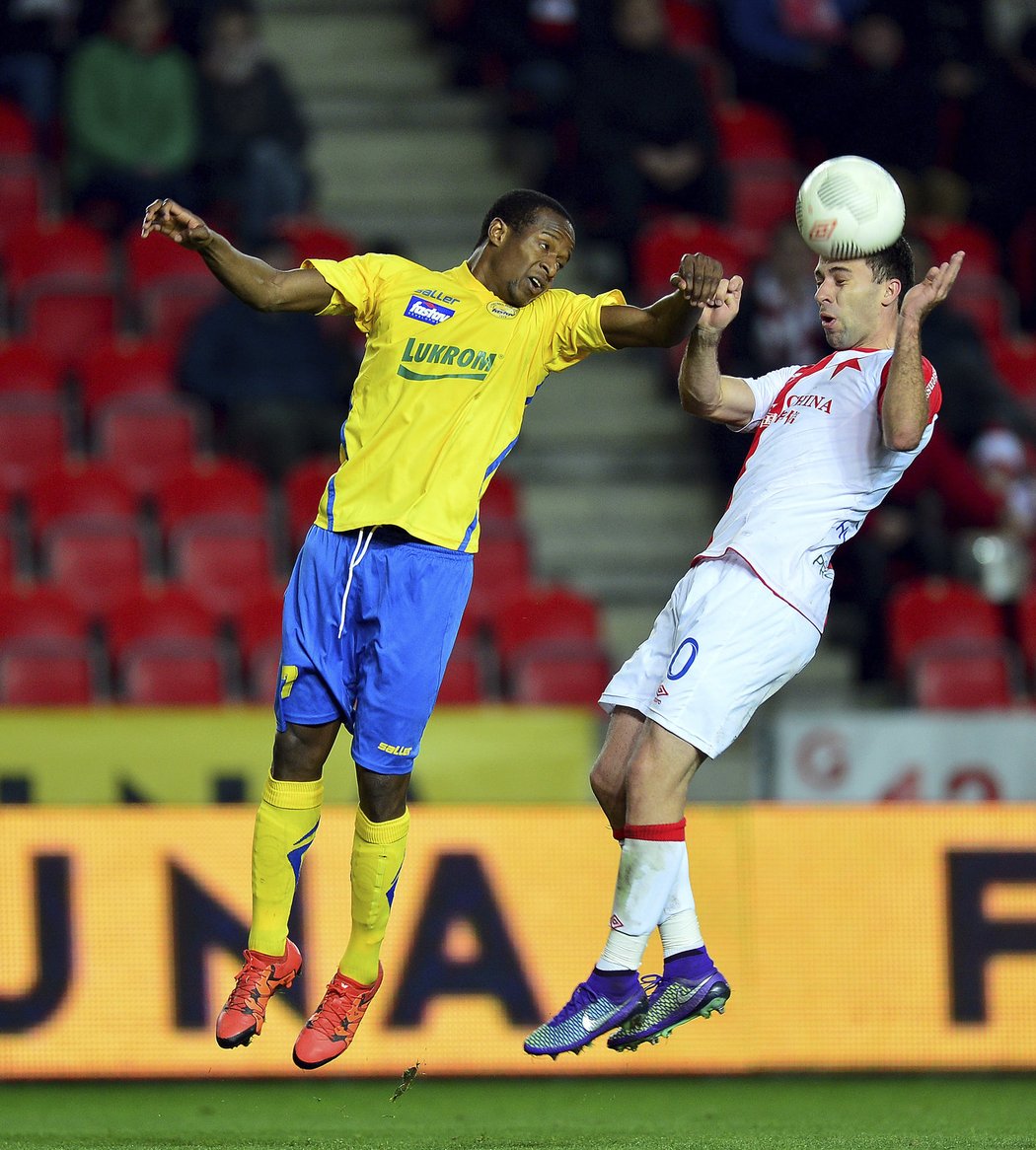 Záložník Slavie Josef Hušbauer ve vzdušném souboji s bývalým slávistou Dame Diopem.