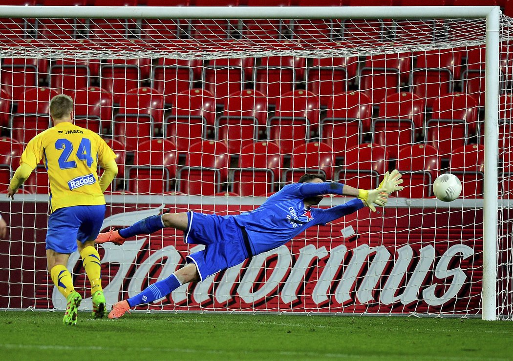 Gólman Slavie Jiří Pavlenka v souboji se Zlínem neinkasoval.