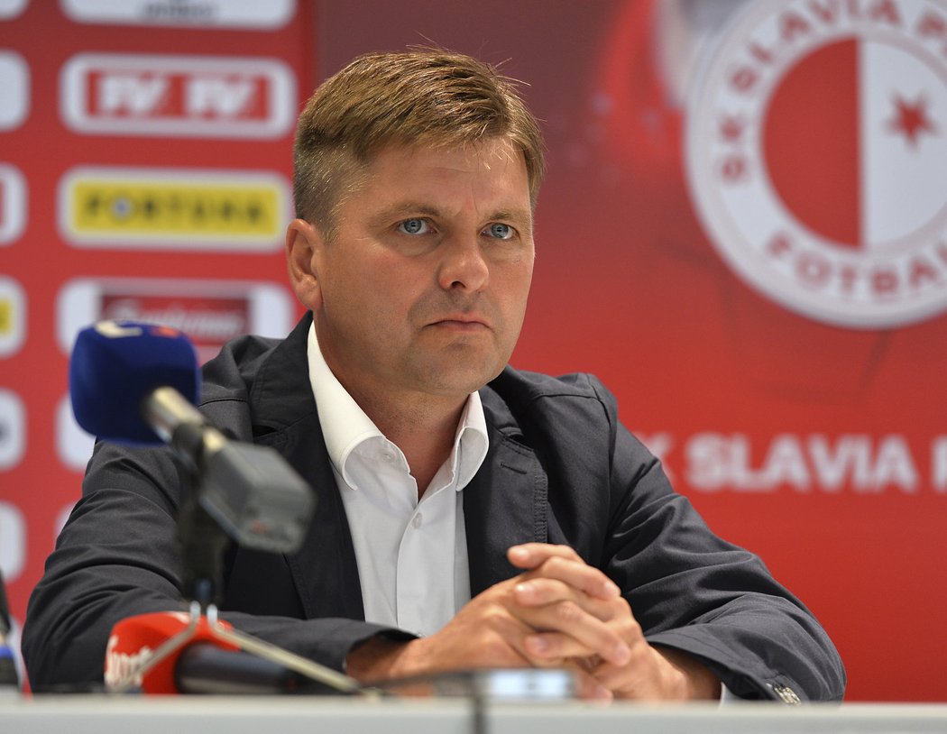 Kouč Slavie Dušan Uhrin na tiskové konferenci