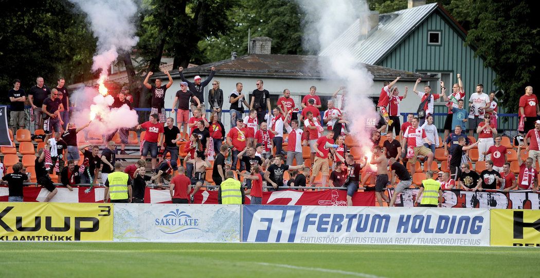 Fanoušci Slavie během 2. předkola Evropské ligy na hřišti Levadie Tallinn