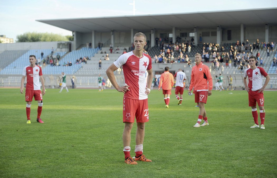 Slávističtí fotbalisté po prohře 1:3 na hřišti Levadie Tallinn