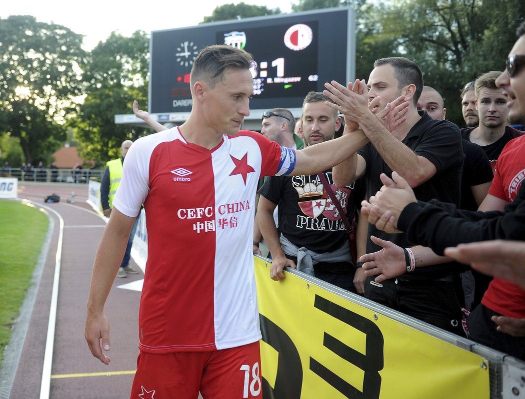 Kapitán Slavie Jan Bořil u fanoušků po prohře 1:3 s Levadií Tallinn