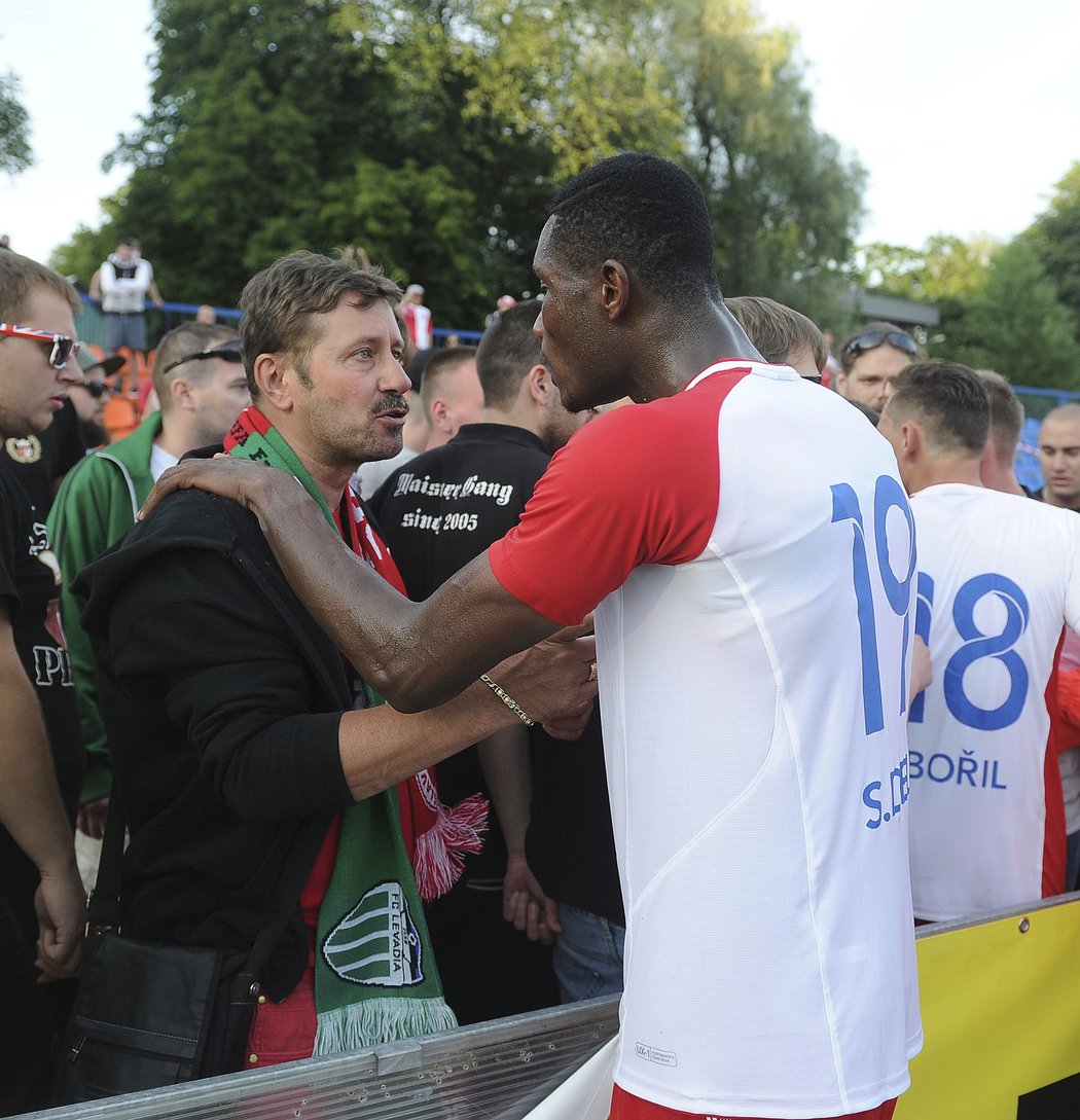 Slávistický stoper Simon Deli s fanoušky po prohře 1:3 s Levadií Tallinn