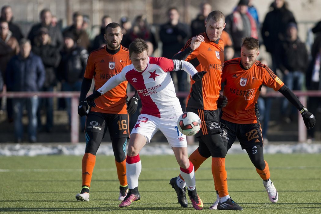 Útočník Slavie Stanislav Tecl proti přesile hráčů Ružomberoku