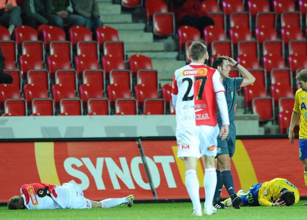 Matula leží na hřišti po srážce s Jandou. Matula leží na hřišti po srážce s Jandou.