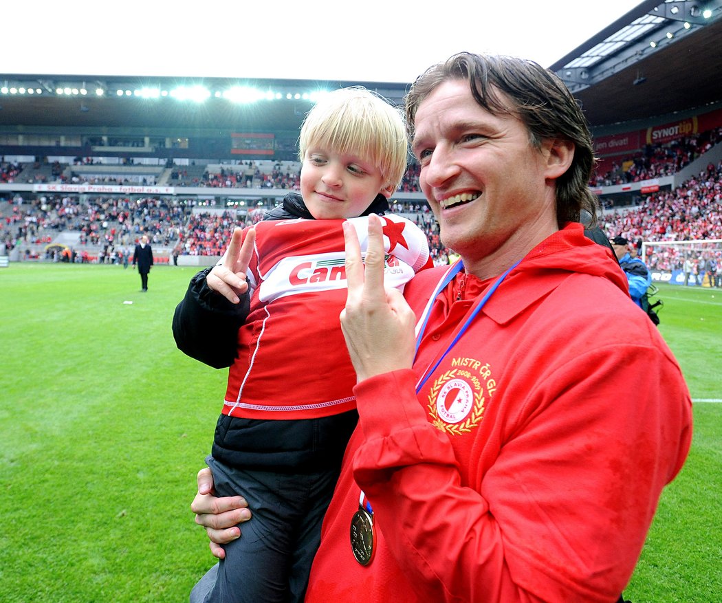 2009. Vladimír Šmicer se synem Jirkou slaví zisk druhého titulu se Slavií po svém návratu do Česka...